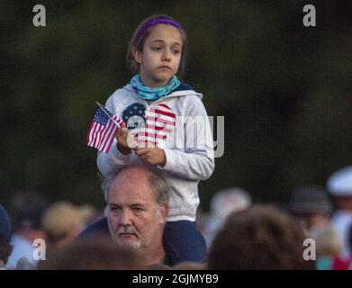 Pittsburgh, Stati Uniti. 11 Settembre 2021. I visitatori attendono l'inizio del Servizio Luminaria al Flight 93 National Memorial venerdì 10 settembre 2021, vigilia degli attacchi terroristici di 20 anni fa. Foto di Archie Carpenter/UPI Credit: UPI/Alamy Live News Foto Stock