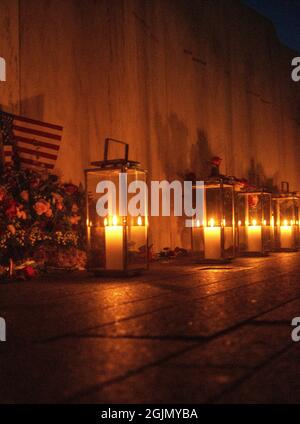 Pittsburgh, Stati Uniti. 11 Settembre 2021. Candele linea il muro dei nomi durante il Servizio di Luminaria al volo 93 Memorial Nazionale Venerdì 10 settembre 2021 la vigilia degli attacchi terroristici di 20 anni fa. Foto di Archie Carpenter/UPI Credit: UPI/Alamy Live News Foto Stock