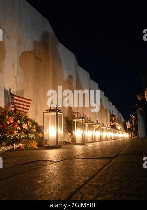 Pittsburgh, Stati Uniti. 11 Settembre 2021. Candele e ombre dei visitatori fiancheggiano il Muro dei nomi durante il Servizio Luminaria al Flight 93 National Memorial venerdì 10 settembre 2021 la vigilia degli attacchi terroristici di 20 anni fa. Foto di Archie Carpenter/UPI Credit: UPI/Alamy Live News Foto Stock