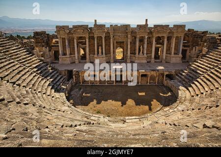 Anfiteatro nell'antica città di Hierapolis. Hierapolis Theater, vecchio di 1800 anni, fu costruito nel i secolo d.C. Pamukkale, Turchia Foto Stock