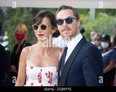 L'attore Benedict Cumberbatch e sua moglie, Sophie Hunter, al 78° Festival del Cinema di Venezia. Foto Stock