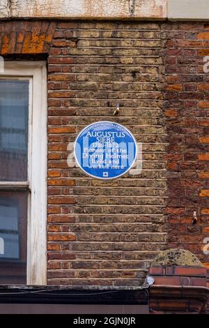 Augustus Siebe Blue Plaque 5 Denmark Street London - Iscrizione - AUGUSTUS SIEBE 1788-1872 il pioniere del casco Diving visse e lavorò qui Foto Stock