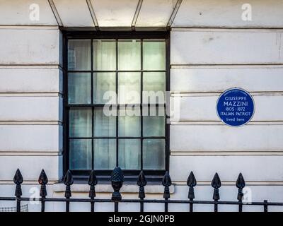 Guiseppe Mazzini Blue Plaque London al 183 North Gower Street Bloomsbury London. GIUSEPPE MAZZINI 1805-1872 PATRIOTA ITALIANO visse qui. Foto Stock