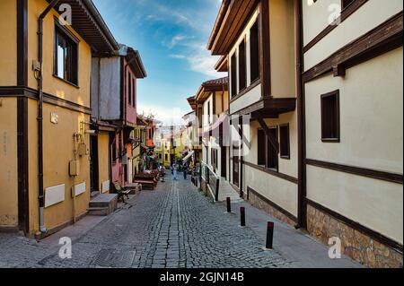 Eskişehir, Turchia - 22 luglio 2021: Una vista dalle case colorate di Odunpazarı. Eskişehir è la regione turistica più popolare della Turchia negli ultimi anni. Foto Stock