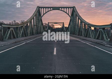 Ponte Glienicke a Potsdam all'alba Foto Stock