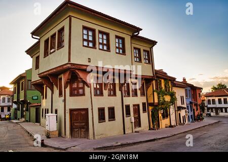 Eskişehir, Turchia - 22 luglio 2021: Una vista dalle case colorate di Odunpazarı. Eskişehir è la regione turistica più popolare della Turchia negli ultimi anni. Foto Stock