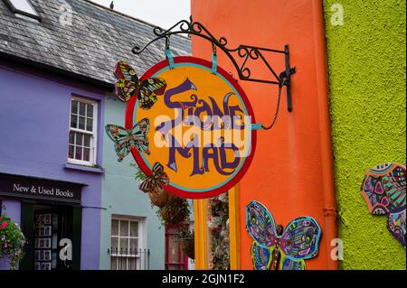 Kinsale, Irlanda - 15 luglio 2021: Il cartello per Stone Mad Shop a Kinsale County Cork Foto Stock