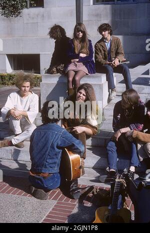 USA dicembre 1968. Gli studenti della University of California Berkeley hanno visto suonare musica e appendere fuori sul terreno universitario. Kodachrome vetrino originale. Credit Roland Palm Ref 6-1-6 Foto Stock