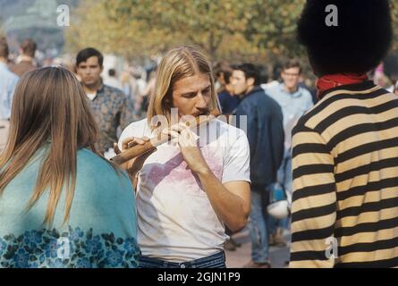 USA dicembre 1968. Gli studenti della University of California Berkeley hanno visto suonare musica e appendere fuori sul terreno universitario. Kodachrome vetrino originale. Credit Roland Palm Ref 6-1-4 Foto Stock