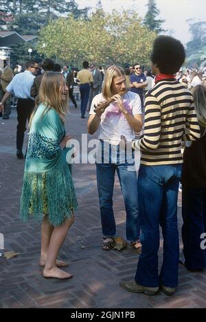 USA dicembre 1968. Gli studenti della University of California Berkeley hanno visto suonare musica e appendere fuori sul terreno universitario. Kodachrome vetrino originale. Credit Roland Palm Ref 6-1-3 Foto Stock