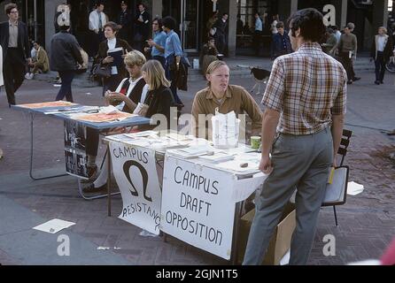 USA dicembre 1968. Gli studenti dell'Università della California Berkeley ai tavoli con i segni Campus Resistance, Campus draft opposizione e raccolta di denaro per marzo per la pace. 6-1-19 Credit Roland Palm Ref 6-1-11 Foto Stock