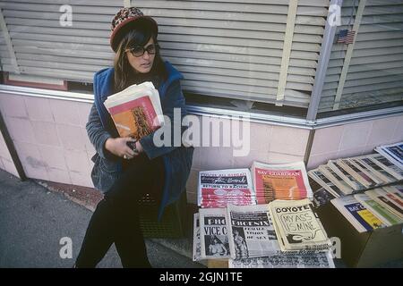 USA dicembre 1968. Studente presso l'Università della California Berkeley in tipico 1968 abiti con diverse riviste e volantini stampati. Credit Roland Palm Ref 6-1-17 Foto Stock