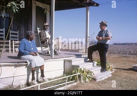 USA Georgia 1967. Un coltivatore di cotone con due anziani afroamericani sul portico alla loro casa sul bordo dei cottonfields.Kodachrome slide originale. Credit Roland Palm Ref 6-4-14 Foto Stock