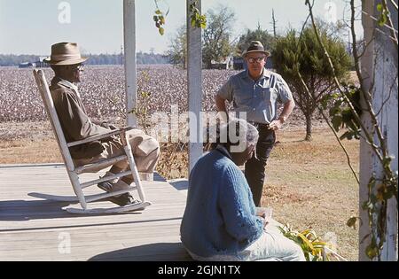 USA Georgia 1967. Un coltivatore di cotone con due anziani afroamericani sul portico alla loro casa sul bordo dei cottonfields. Kodachrome vetrino originale. Credit Roland Palm Ref 6-4-13 Foto Stock