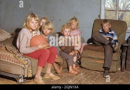 USA Alabama 1967. Una casa visibilmente povera di una famiglia bianca con i sei bambini raffigurati in una stanza. Sono tutti così sporchi e sporchi e i loro vestiti non sono stati lavati a lungo. Kodachrome vetrino originale. Credit Roland Palm Ref 6-6-13 Foto Stock