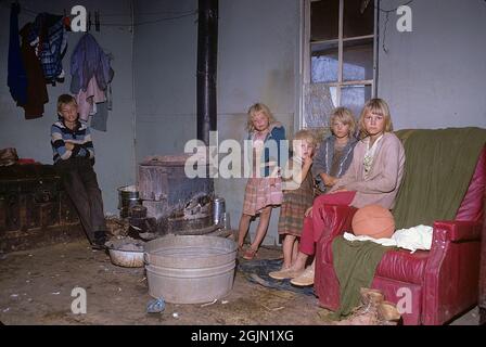 USA Alabama 1967. Una casa visibilmente povera di una famiglia bianca con i sei bambini raffigurati in una stanza. Sono tutti così sporchi e sporchi e i loro vestiti non sono stati lavati a lungo. Kodachrome vetrino originale. Credit Roland Palm Ref 6-6-12 Foto Stock