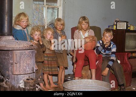 USA Alabama Una casa visibilmente povera di una famiglia bianca con i sei bambini raffigurati in una stanza. Sono tutti così sporchi e sporchi e i loro vestiti non sono stati lavati a lungo. Kodachrome vetrino originale. Credit Roland Palm Ref 6-6-11 Foto Stock