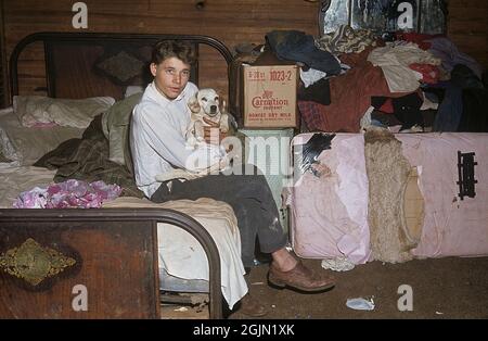 USA Alabama 1967. Un ragazzo con il suo cane raffigurato in casa, un ambiente visibilmente povero. Kodachrome vetrino originale. Credit Roland Palm Ref 6-6-9 Foto Stock