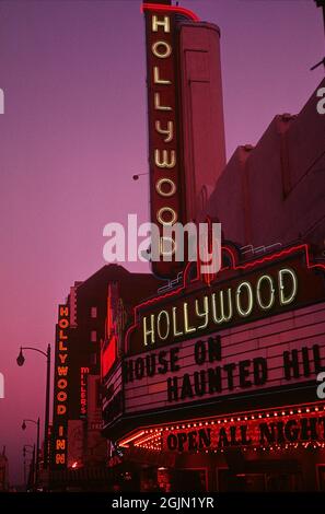 Los Angeles California e Hollywood Boulevard di notte. La parola Hollywood è visibile nelle insegne al neon. Di fronte all'ingresso del cinema che mostra la casa del film su una collina infestata. Ha avuto prima il 17 1959 febbraio. Kodachrome vetrino originale. Credit Roland Palm Ref 6-9-11 Foto Stock