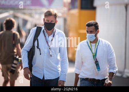 Monza, Italia. 11 Settembre 2021. (Da L a R): Martin Whitaker (GBR) CEO Arabia Saudita GP con il principe Khalid Bin Sultan al Faisal (KSA) Presidente della Federazione Saudita di automobili e motociclette. Gran Premio d'Italia, sabato 11 settembre 2021. Monza Italia. Credit: James Moy/Alamy Live News Foto Stock