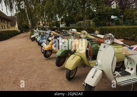 vespa una vecchia moto. dagli anni sessanta. Culto e bello da vedere. Gli amanti veranstallten spesso si incontrano e gemeinsamme passeggiate Foto Stock