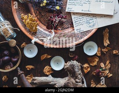 Set di scarabocchi wiccan. collezione di oggetti magici di stregoneria  sull'altare per rituali occulti.