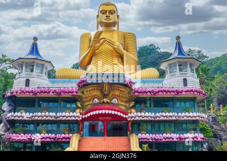 DAMBULLA, SRI LANKA - 5 GENNAIO: L'ingresso al Museo buddista e al Tempio d'Oro a Dambulla, Sri Lanka Foto Stock