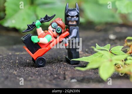 GREENVILLE, STATI UNITI - 16 agosto 2021: Primo piano delle minifigure Lego dei supereroi Batman e Robin sul terreno Foto Stock