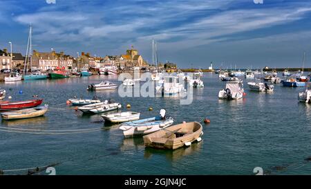 Piccole barche e navi nel porto di Barfleur, un comune nella penisola di Cotentin nel dipartimento della Manica in bassa Normandia in Francia Foto Stock