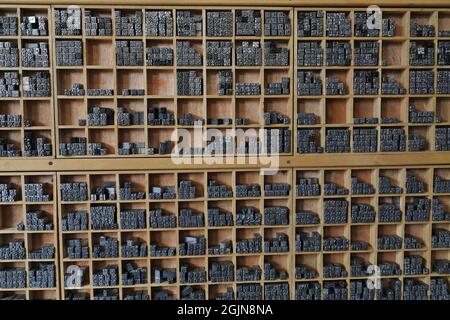 Pezzi di piombo per la stampa tradizionale su ripiani in legno. Shuyuanmen Street-Xi'an-Cina-1564 Foto Stock