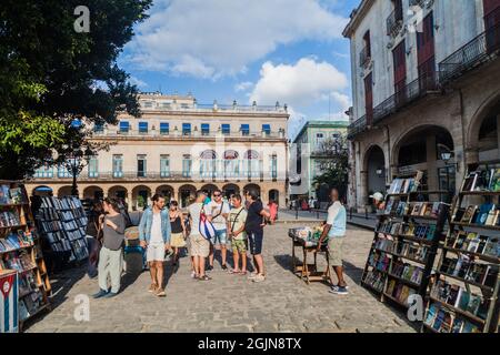 L'AVANA, CUBA - 20 FEBBRAIO 2016: Bancarelle di souvenir in Plaza de Armas a l'Avana. Foto Stock