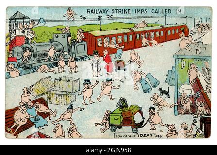 Originale cartolina fumettistica dei primi anni del 1900, 'imps chiamato ad aiutare', causando caos durante uno sciopero ferroviario, locomotiva a vapore cancelleria sulla piattaforma come imps causa caos. 1908, REGNO UNITO Foto Stock