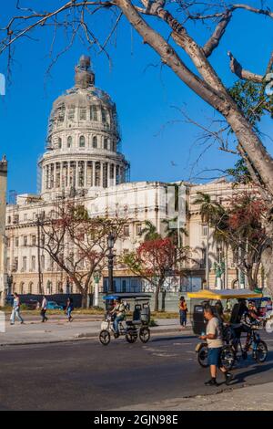 HAVANA, CUBA - 21 FEBBRAIO 2016: Traffico sulla strada di fronte al Campidoglio Nazionale. Foto Stock