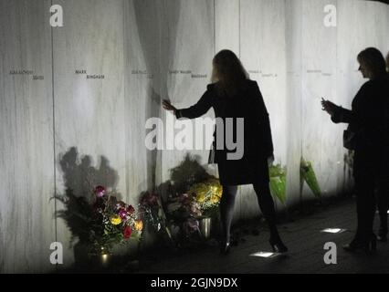 Shanksville, Stati Uniti. 11 Settembre 2021. I visitatori sono in prima vista dopo il Servizio Luminaria al Flight 93 National Memorial a Shanksville, Pennsylvania, venerdì 10 settembre 2021, alla vigilia degli attacchi terroristici di 20 anni fa. Foto di Archie Carpenter/UPI Credit: UPI/Alamy Live News Foto Stock