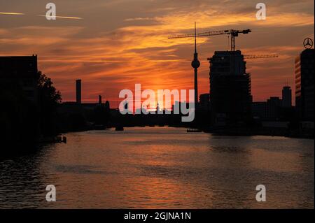 Silhouette dello skyline di Berlino con la torre della televisione e il municipio rosso al tramonto Foto Stock