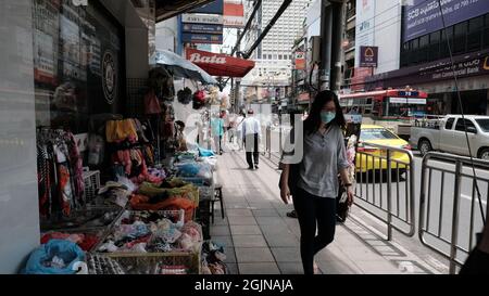 Charoen Krung Road aka prospera City Road la strada più antica di Bangkok tra la stazione BTS di Saphan Taksin e la fermata dell'autobus più vicina guardando a nord di Bangkok Foto Stock