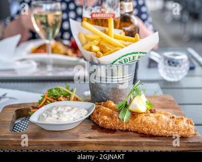 Pesce e patatine servite in un ristorante a Borgholm, sull'isola svedese del Mar Baltico di Öland. Foto Stock