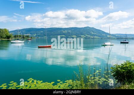 Lago Mondsee in Austria. Idilliaca regione panoramica del Salzkammergut durante l'estate. Foto Stock