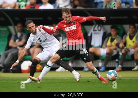 Hannover, Germania. 11 Settembre 2021. Calcio: 2° Bundesliga, Hannover 96 - FC St. Pauli, 6° giorno all'HDI Arena. Maximilian Beier (r) di Hannover suona contro la Leart Paqarada di St. Pauli. Credit: Swen Pförtner/dpa - NOTA IMPORTANTE: In conformità con le norme del DFL Deutsche Fußball Liga e/o del DFB Deutscher Fußball-Bund, è vietato utilizzare o utilizzare fotografie scattate nello stadio e/o del match sotto forma di immagini di sequenza e/o serie di foto video-simili./dpa/Alamy Live News Foto Stock