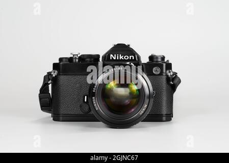 Izmir, Turchia - 09 marzo 2021: Vista frontale di una fotocamera analogica Nikon FM color nero con obiettivo Nikon Nikkor 50mm f1.2 su sfondo bianco. Foto Stock