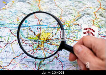 mappa di Amburgo in Germania attraverso lente d'ingrandimento, concetto di pianificazione dell'itinerario di viaggio Foto Stock