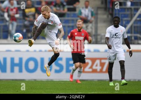 Hannover, Germania. 11 Settembre 2021. Calcio: 2. Bundesliga, Hannover 96 - FC St. Pauli, giorno 6 all'HDI Arena. Simon Makienok di St. Pauli gioca la palla. Credit: Swen Pförtner/dpa - NOTA IMPORTANTE: In conformità con le norme del DFL Deutsche Fußball Liga e/o del DFB Deutscher Fußball-Bund, è vietato utilizzare o utilizzare fotografie scattate nello stadio e/o del match sotto forma di immagini di sequenza e/o serie di foto video-simili./dpa/Alamy Live News Foto Stock