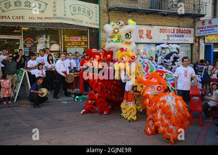 Lion Dance on Waverly Place vicino a Washington Street nella storica Chinatown a San Francisco, California CA, USA. Foto Stock