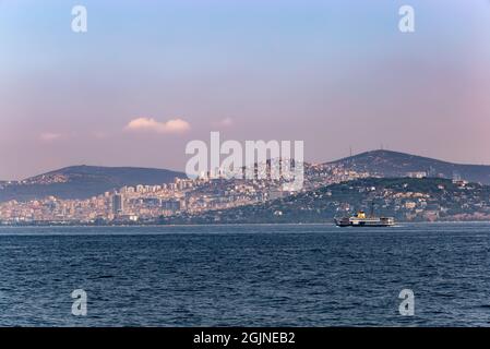 La costa di Istanbul vista dal mare di Marmara, Turchia. Foto Stock