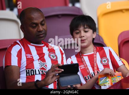 Brentford Community Stadium, Londra, Regno Unito. 11 Settembre 2021. Premier League Football, Brentford contro Brighton Athletic; i fan di Brentford anticipano la partita credito: Action Plus Sports/Alamy Live News Foto Stock