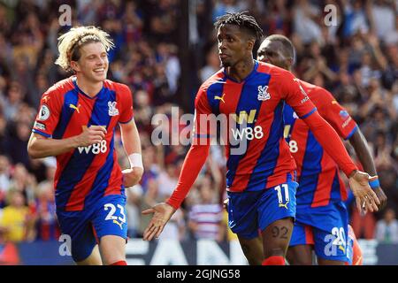 Londra, Regno Unito. 11 Settembre 2021. Wilfried Zaha di Crystal Palace (11) celebra il primo goal delle sue squadre. Premier League match, Crystal Palace contro Tottenham Hotspur allo stadio Selhurst Park di Londra sabato 11 settembre 2021. Questa immagine può essere utilizzata solo per scopi editoriali. Solo per uso editoriale, licenza richiesta per uso commerciale. Nessun uso in scommesse, giochi o un singolo club/campionato/player pubblicazioni. pic di Steffan Bowen/Andrew Orchard sport fotografia/Alamy Live news credito: Andrew Orchard sport fotografia/Alamy Live News Foto Stock