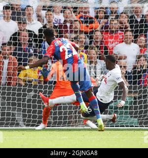 Londra, Regno Unito. 11 Settembre 2021. Odsonne Edouard di Crystal Palace segna il suo secondo posto nel 3-0 durante la partita della Premier League tra Crystal Palace e Tottenham Hotspur a Selhurst Park, Londra, Inghilterra, il 11 settembre 2021. Foto di Ken Sparks. Solo per uso editoriale, licenza richiesta per uso commerciale. Nessun utilizzo nelle scommesse, nei giochi o nelle pubblicazioni di un singolo club/campionato/giocatore. Credit: UK Sports Pics Ltd/Alamy Live News Foto Stock