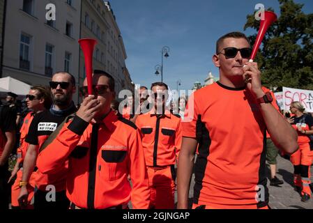 Varsavia, Varsavia, Polonia. 11 Settembre 2021. I paramedici prendono parte allo sciopero nazionale degli operatori sanitari il 11 settembre 2021 a Varsavia, Polonia. Migliaia di professionisti del settore sanitario e i loro sostenitori hanno marciato attraverso la città durante uno sciopero nazionale per chiedere un aumento dei salari e migliori condizioni di lavoro, soprattutto durante la pandemia COVID-19. (Credit Image: © Aleksander Kalka/ZUMA Press Wire) Foto Stock