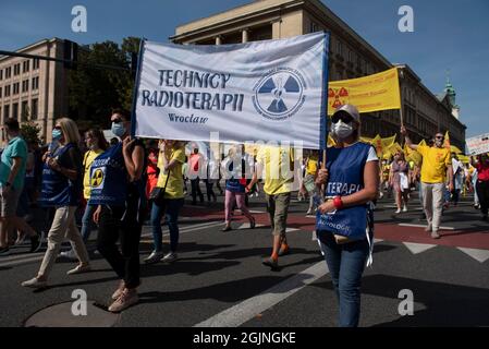 Varsavia, Varsavia, Polonia. 11 Settembre 2021. I tecnici di radioterapia sono visti durante lo sciopero nazionale degli operatori sanitari il 11 settembre 2021 a Varsavia, Polonia. Migliaia di professionisti del settore sanitario e i loro sostenitori hanno marciato attraverso la città durante uno sciopero nazionale per chiedere un aumento dei salari e migliori condizioni di lavoro, soprattutto durante la pandemia COVID-19. (Credit Image: © Aleksander Kalka/ZUMA Press Wire) Foto Stock