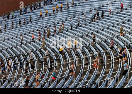 Chapel Hill, Carolina del Nord, Stati Uniti. 11 Settembre 2021. Centinaia di persone si sono riunite all'alba al Kenan Stadium nel campus dell'Università del North Carolina per l'annuale Memorial Run 9/11 dell'UNC Army ROTC per ricordare e onorare i primi soccorritori e commemorare coloro che hanno perso la vita il 11 settembre 2001. I partecipanti hanno fatto 2076 passi in tutto lo stadio, lo stesso numero che i primi soccorritori hanno scalato le Torri Gemelle. (Credit Image: © Bob Karp/ZUMA Press Wire) Credit: ZUMA Press, Inc./Alamy Live News Foto Stock